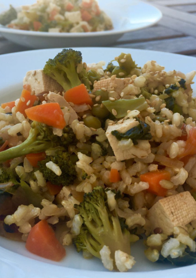 Una foto de Arroz integral con verduras y tofu
