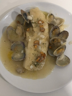 Una foto de Merluza en salsa verde con almejas