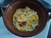 Una foto de cazuela de espinaca gratinada