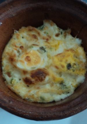Una foto de Huevos en cazuela gratinados con quelites o espinacas