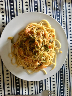 Una foto de Pasta con gambas y mejillones