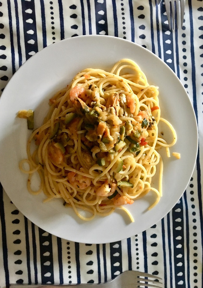 Una foto de Pasta con gambas y mejillones