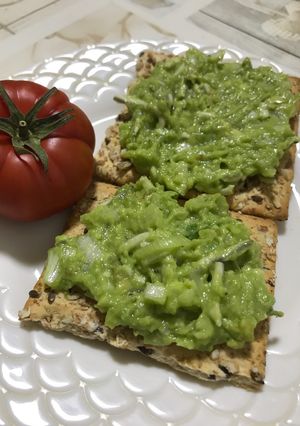 Una foto de Ensalada de aguacate con cebolla y la gula del Norte