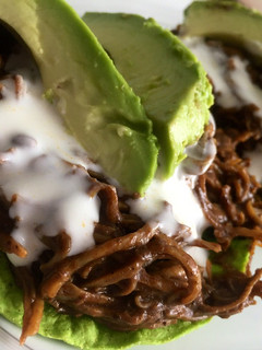 Una foto de Tostadas de pollo con mole