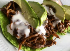 Una foto de Tostadas de pollo con mole
