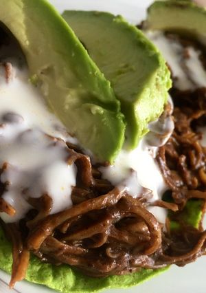 Una foto de Tostadas de pollo con mole