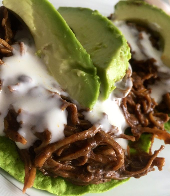 Una foto de Tostadas de pollo con mole
