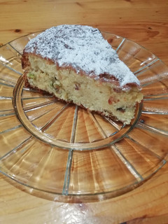 Una foto de Blondie (brownie de chocolate blanco) con pistachos 🥮🍰😋