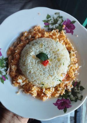 Foto resep Nasi Daun Kari Pedas Lauk Scrambled Telur