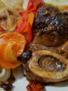 Una foto de Osobuco salteado con verduras