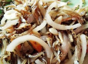 Gambar Ikan Bilis Goreng dan Bawang