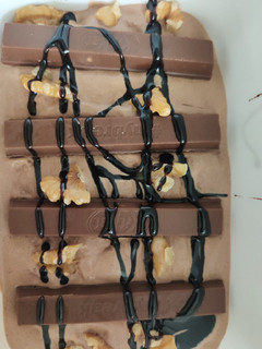 Una foto de Helado de kit kat con heladera