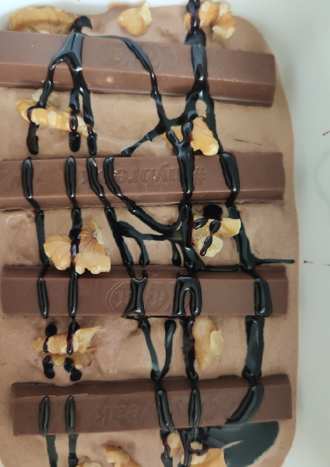 Una foto de Helado de kit kat con heladera