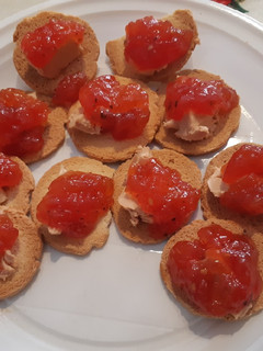 Una foto de Tostas de foie con mermelada de tomate