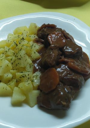 Una foto de Boeuf Bourguignon o Roast Beef Al Vino En Olla Essen