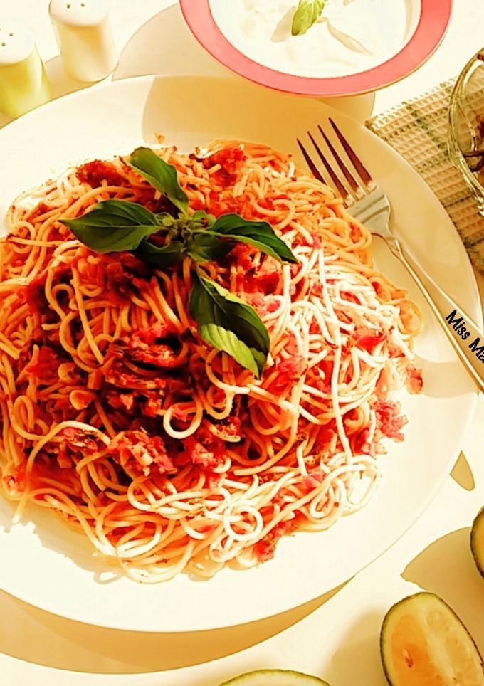 عکسی از دستور پاستا با سس گوجه و ریحان