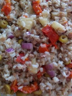 Una foto de Ensalada de arroz, piña, aceitunas..