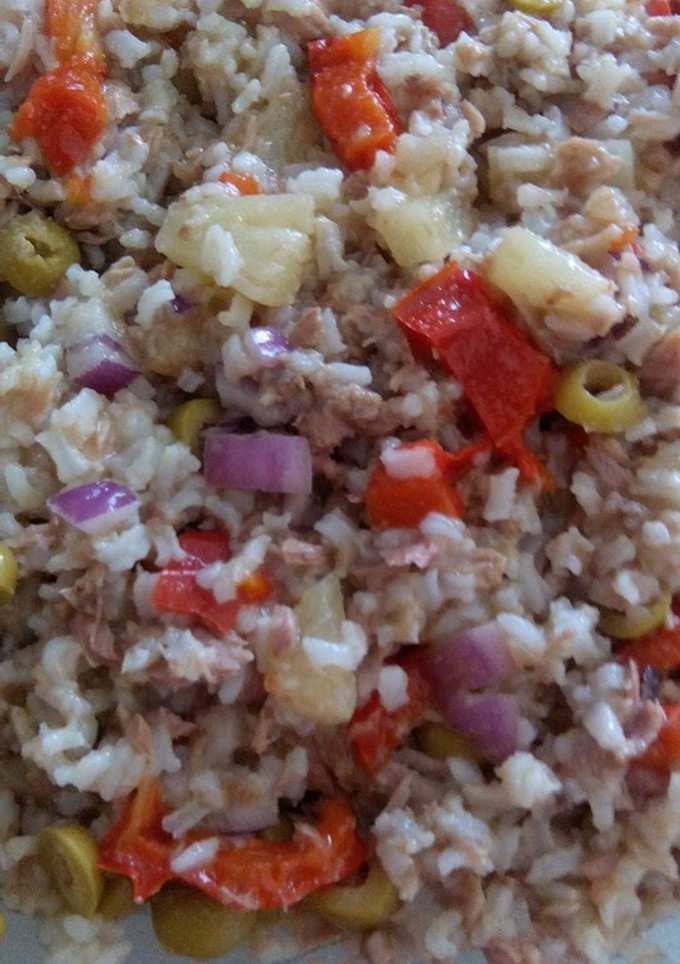 Una foto de Ensalada de arroz, piña, aceitunas..