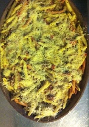 Une photo de Gratin de fusilli multicolores aux courgettes tomates oignon céleri et gruyère