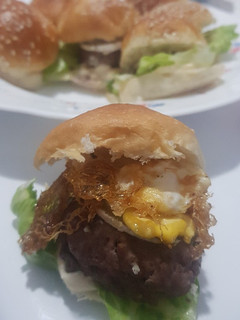 Una foto de Miniburguers con huevo de cogorniz y queso de rulo de cabra