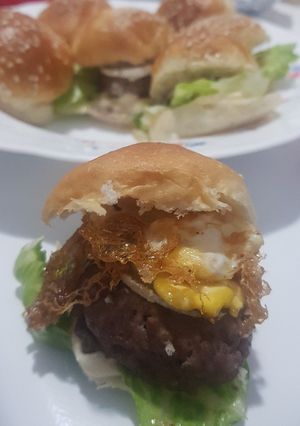 Una foto de Miniburguers con huevo de cogorniz y queso de rulo de cabra