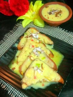 शाही टुकड़ा विथ केसरी रबड़ी (shahi tukda with kesari rabdi recipe in Hindi) रेसिपी मुख्य फोटो