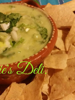 Una foto de Salsa verde cruda con aguacate
