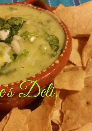 Una foto de Salsa verde cruda con aguacate