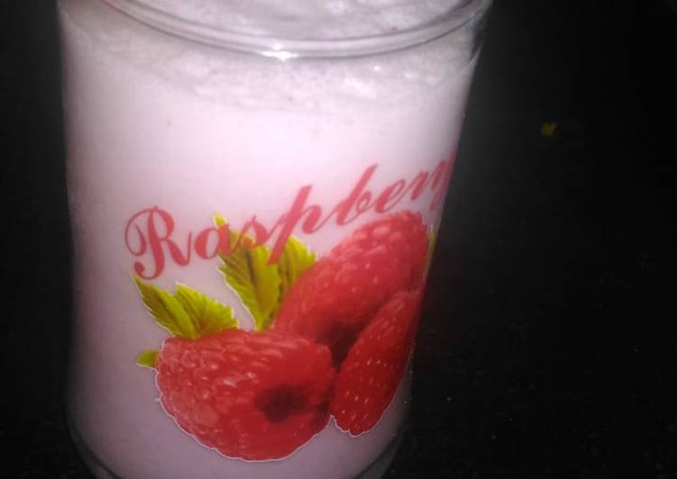 Steps to Prepare Favorite Yummy strawberry Milkshake recipe