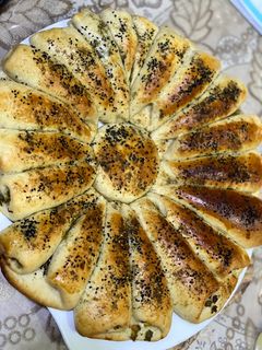 صورة لوصفة الفطائر الذهبية بطعم الزعتر وحبة البركة