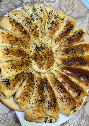 صورة لوصفة الفطائر الذهبية بطعم الزعتر وحبة البركة