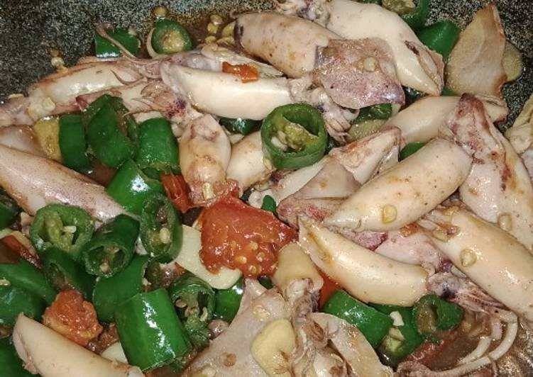Langkah Mudah untuk Membuat Oseng cumi cabe hijau Anti Gagal