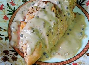 Foto principal de Pechuga de pollo al horno en salsa de pimienta verde