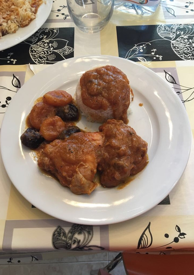 Una foto de Pollo guisado con salsa