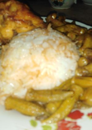 صورة لوصفة باميا مع رز بشعيريه