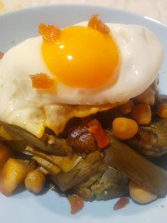 Una foto de Ensalada templada de garbanzos, alcachofa y pera