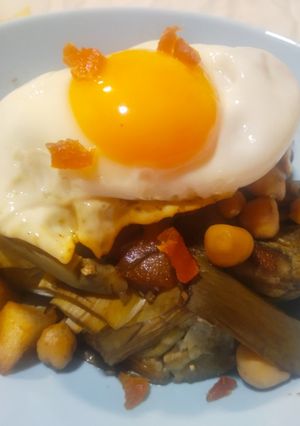 Una foto de Ensalada templada de garbanzos, alcachofa y pera