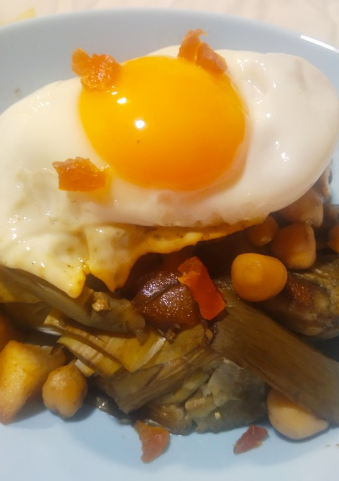Una foto de Ensalada templada de garbanzos, alcachofa y pera