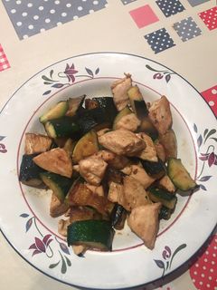 Una foto de Pollo con calabacín y salsa de soja