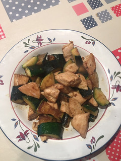 Una foto de Pollo con calabacín y salsa de soja