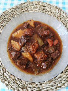Una foto de Estofado de carne con verduras y patatas