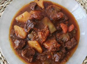 Foto principal de Estofado de carne con verduras y patatas