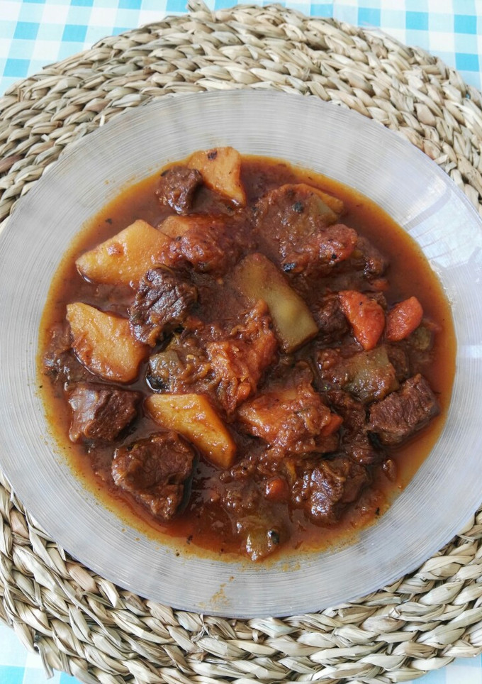 Una foto de Estofado de carne con verduras y patatas