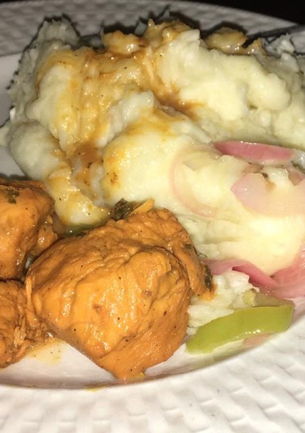 Una foto de Puré de yuca con pollo al limón