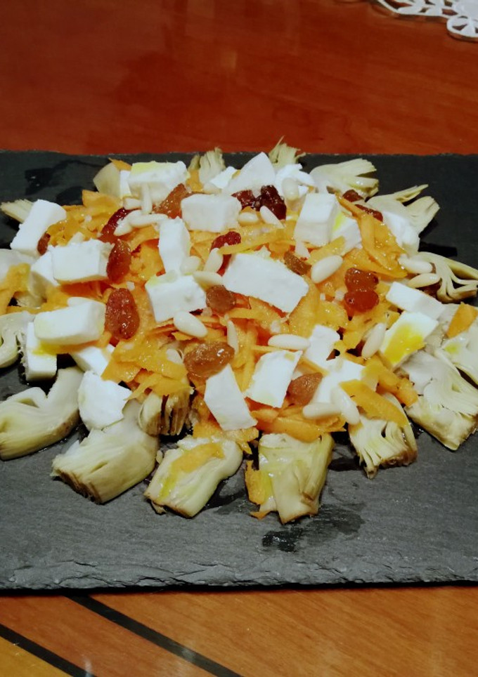 Una foto de Ensalada de alcachofas con mozzarella y zanahoria