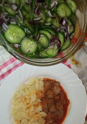 Zúza pörkölt nokedlivel és lilahagymás ubisalival recept fotója