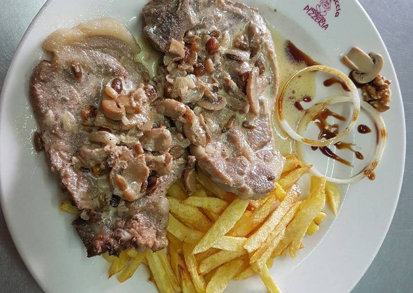 Cabeza de Lomo con salsa de champiñones y frutos secos