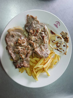 Una foto de Cabeza de Lomo con salsa de champiñones y frutos secos