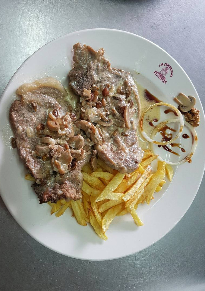 Una foto de Cabeza de Lomo con salsa de champiñones y frutos secos