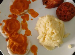 Una foto de Merluza con salsa de verduras al estilo toma pan y moja